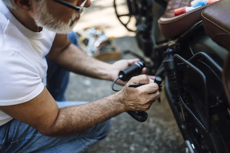 Tangan mekanik memperbaiki motor