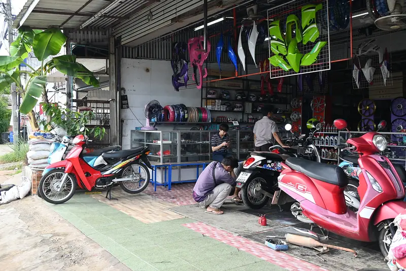 Bengkel motor kecil dengan motor yang diservis